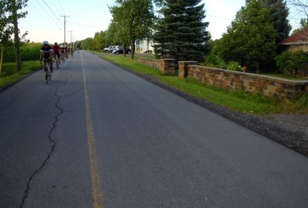 Bannir les vélos des routes à la limite supérieure à 50 km/h : «Totalement farfelu», selon Vélo Québec
