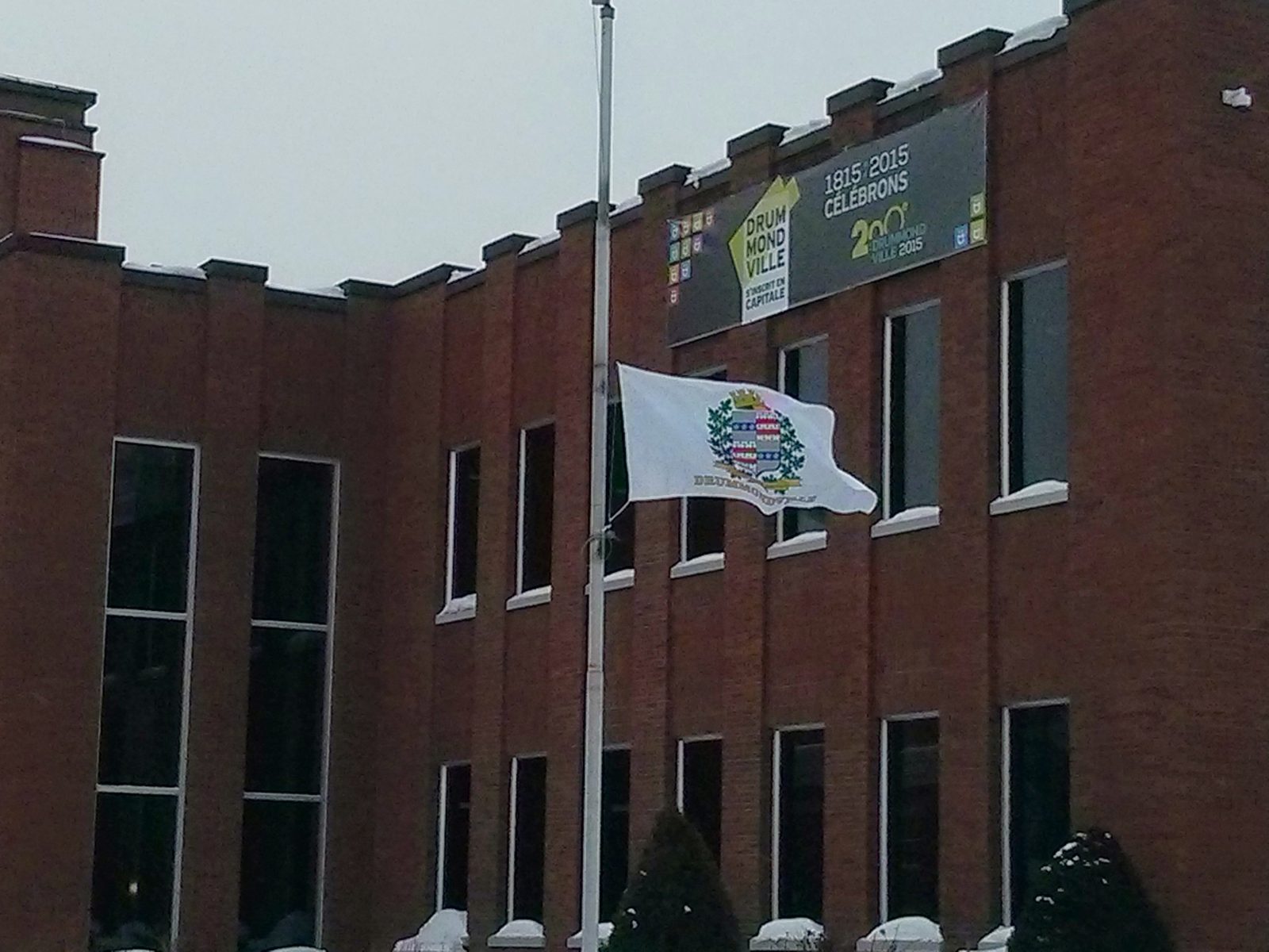 Drummondville met son drapeau en berne