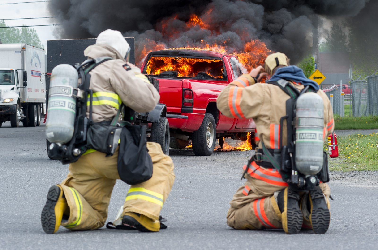 Un véhicule prend feu sur la route