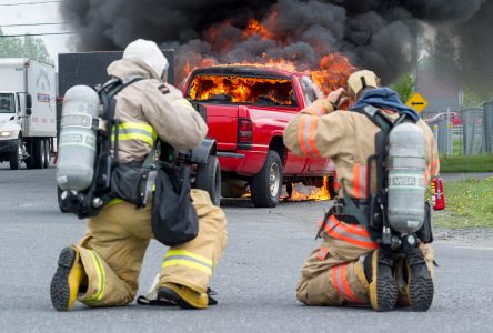 Un véhicule prend feu sur la route