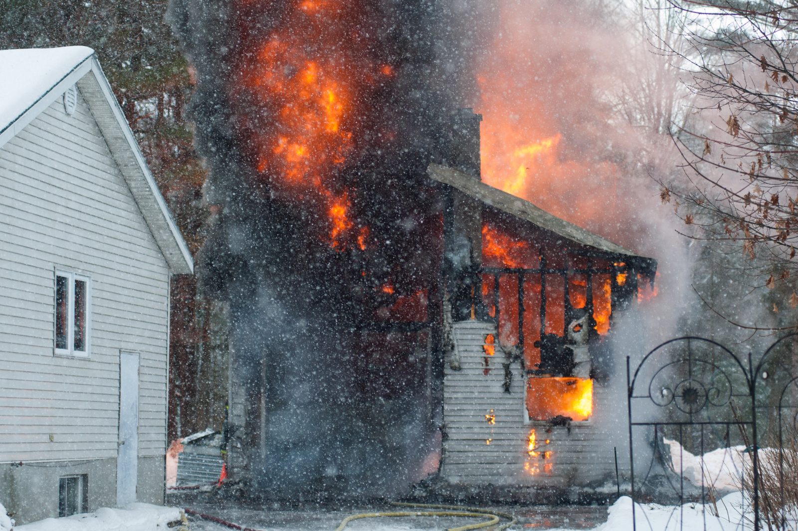 Un bâtiment détruit par les flammes