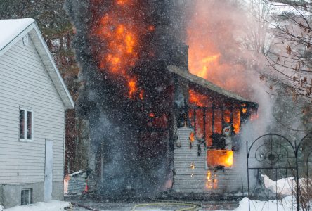 Un bâtiment détruit par les flammes