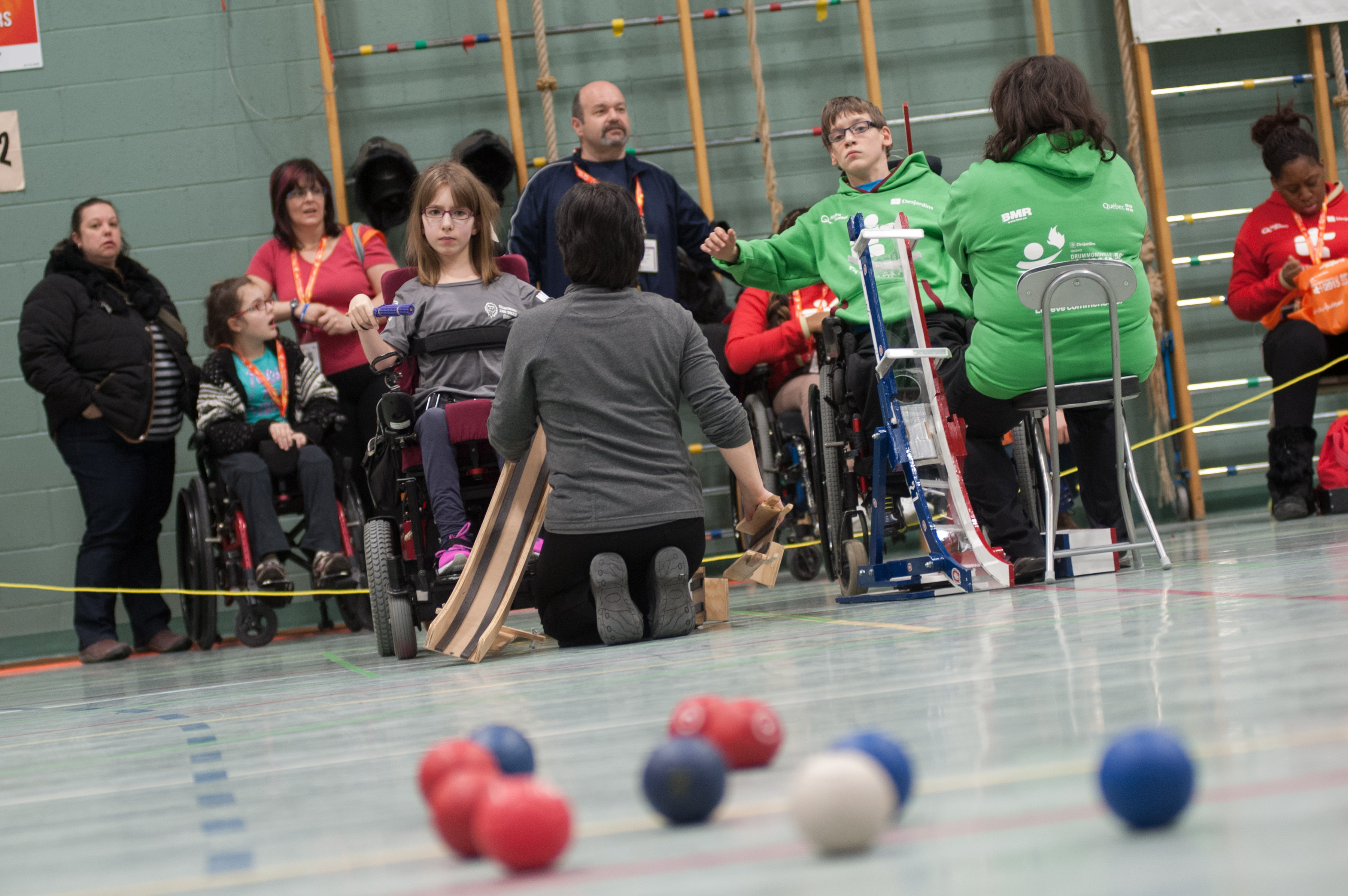 La boccia un curieux m lange entre la p tanque et le curling L