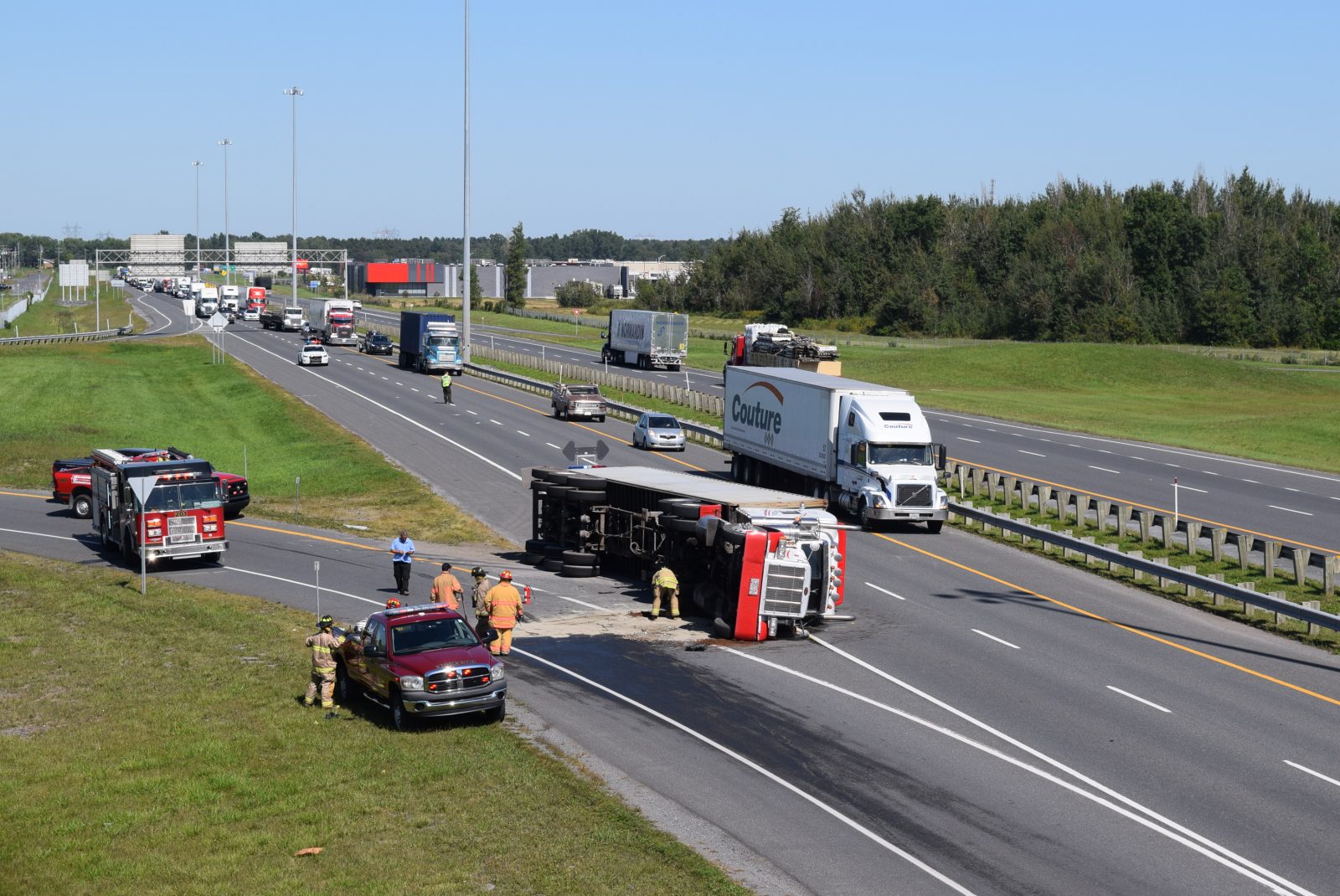 (MISE À JOUR) Camion à la renverse sur l’autoroute 20