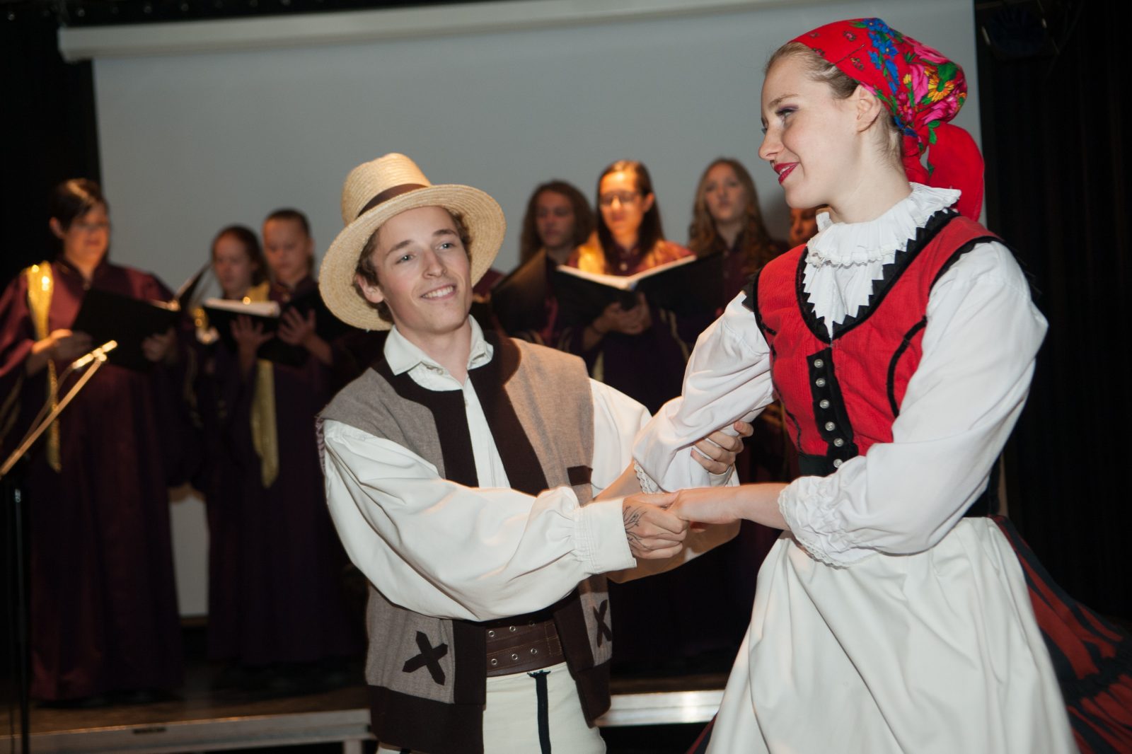 L’ensemble folklorique Mackinaw en réflexion