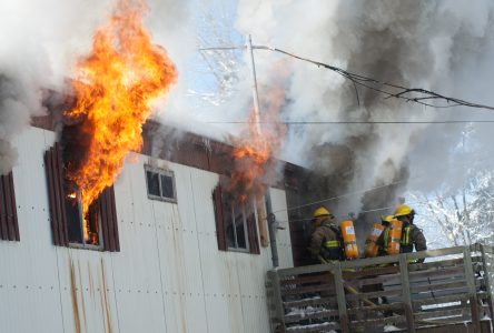 Une maison mobile détruite par les flammes