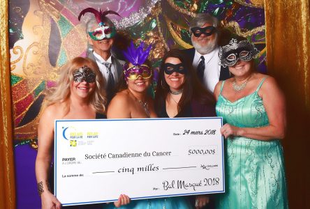 Un bal masqué rapporte 5000 $ à la Société canadienne du cancer