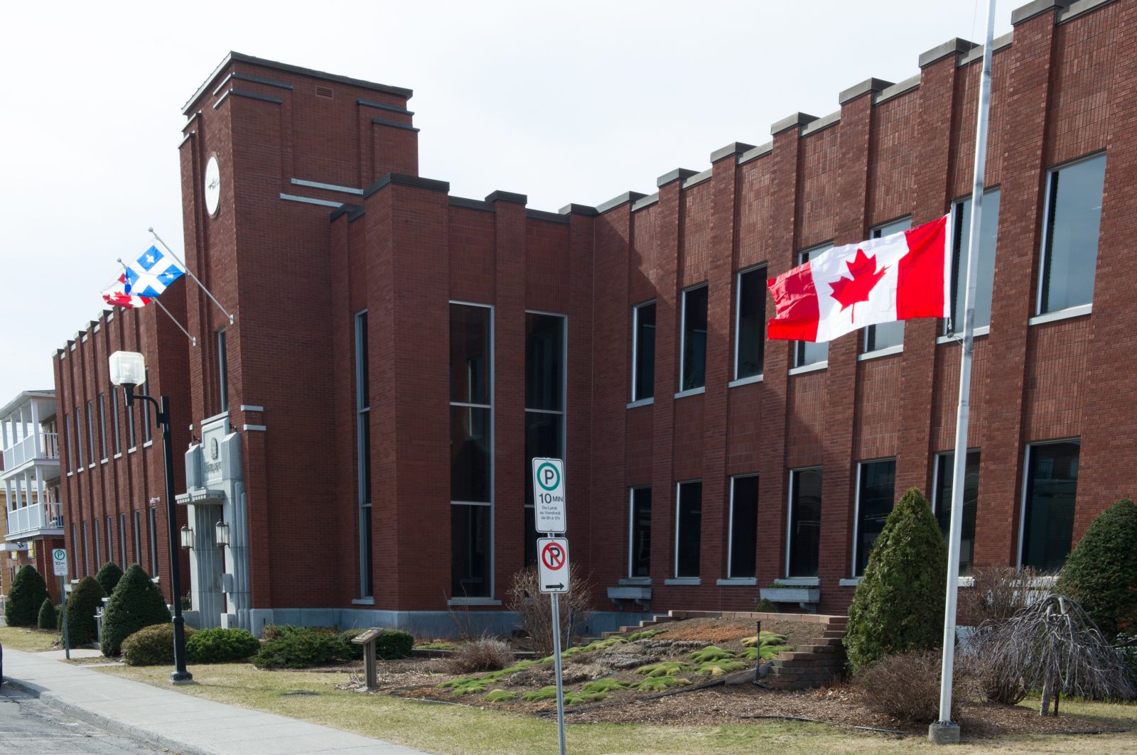 Toronto : le drapeau en berne à l’hôtel de ville