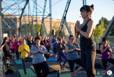 Quand 150 yogis se donnent rendez-vous sur le Vieux pont