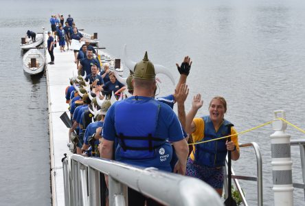 Des courses de bateaux-dragons pour promouvoir l’esprit d’équipe