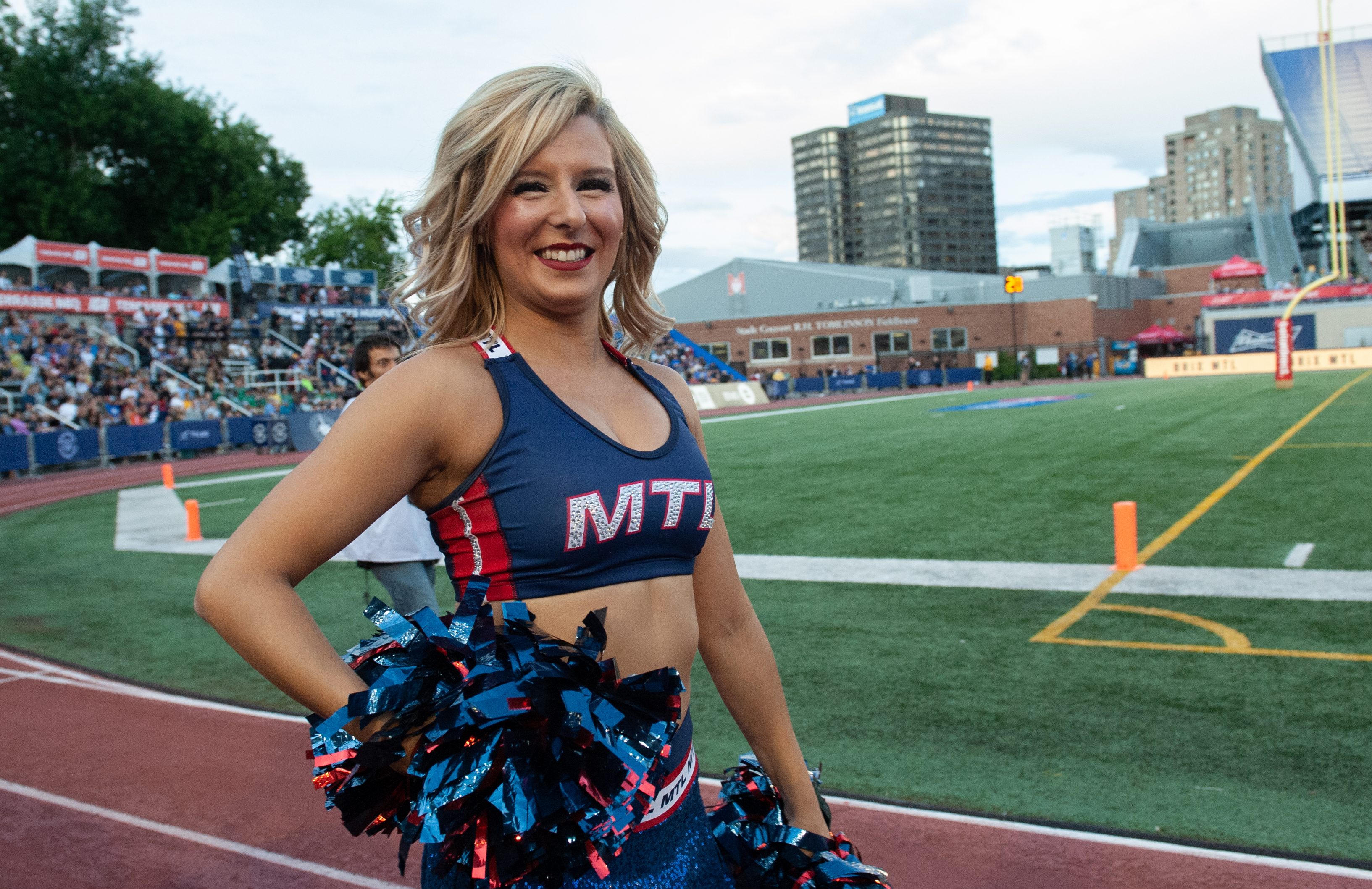 POM-POM GIRL, MENEUSE DE CLAQUE, CHEERLEADER