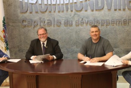 Drummondville signe la nouvelle convention collective avec les cols blancs