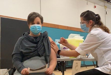 Une première personne vaccinée contre la COVID-19 à Drummondville