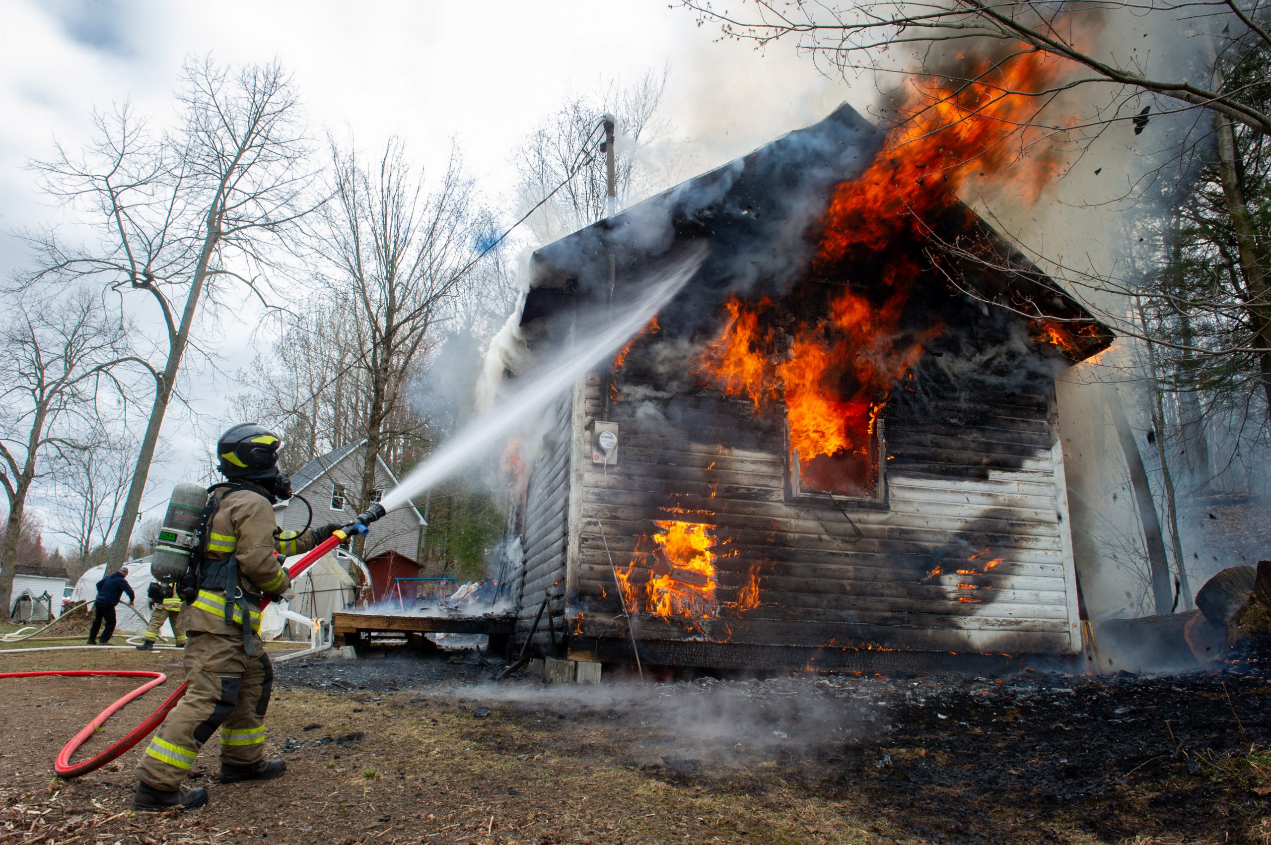 A small chalet destroyed by flames (photos and video)