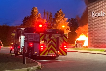 Deux conteneurs incendiés à l’école à l’Orée-des-Bois (photos et vidéo)