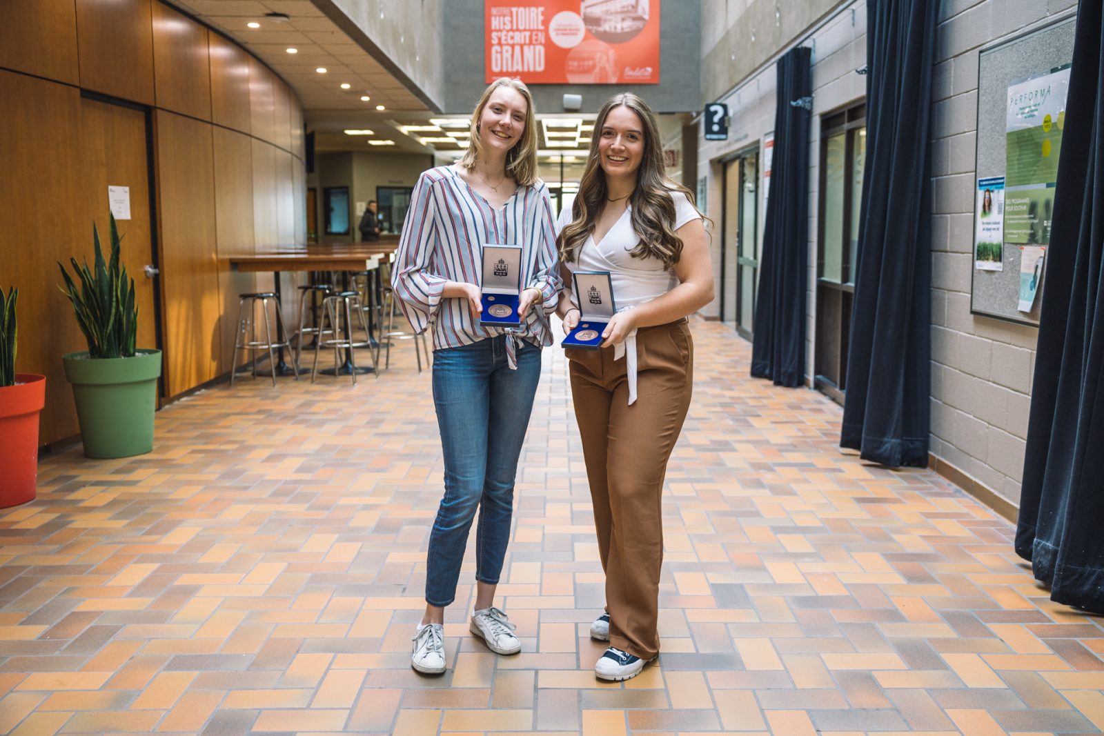 Deux étudiantes du cégep reçoivent la médaille du lieutenant-gouverneur