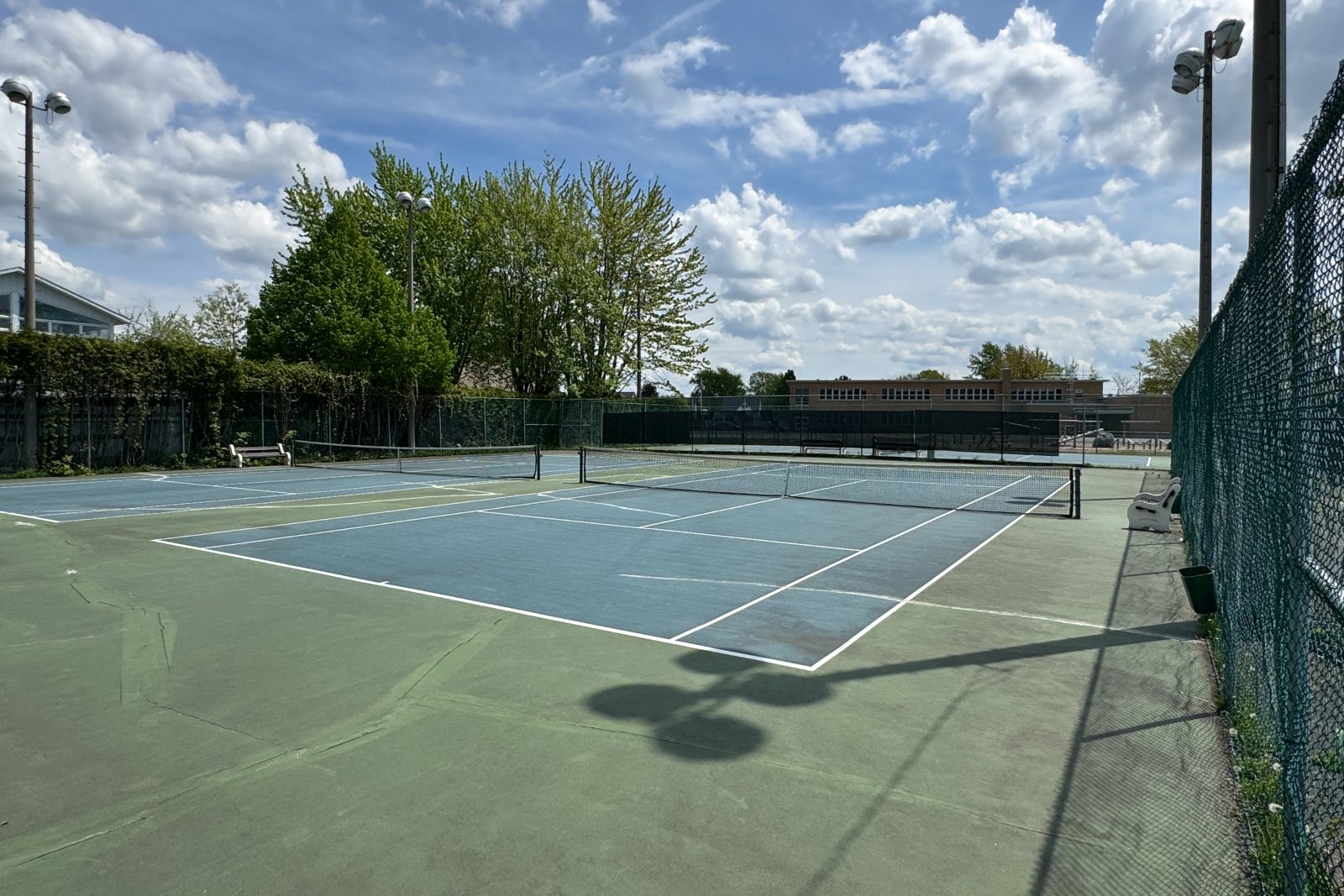 Une cure de rajeunissement pour les terrains de tennis au parc Frigon