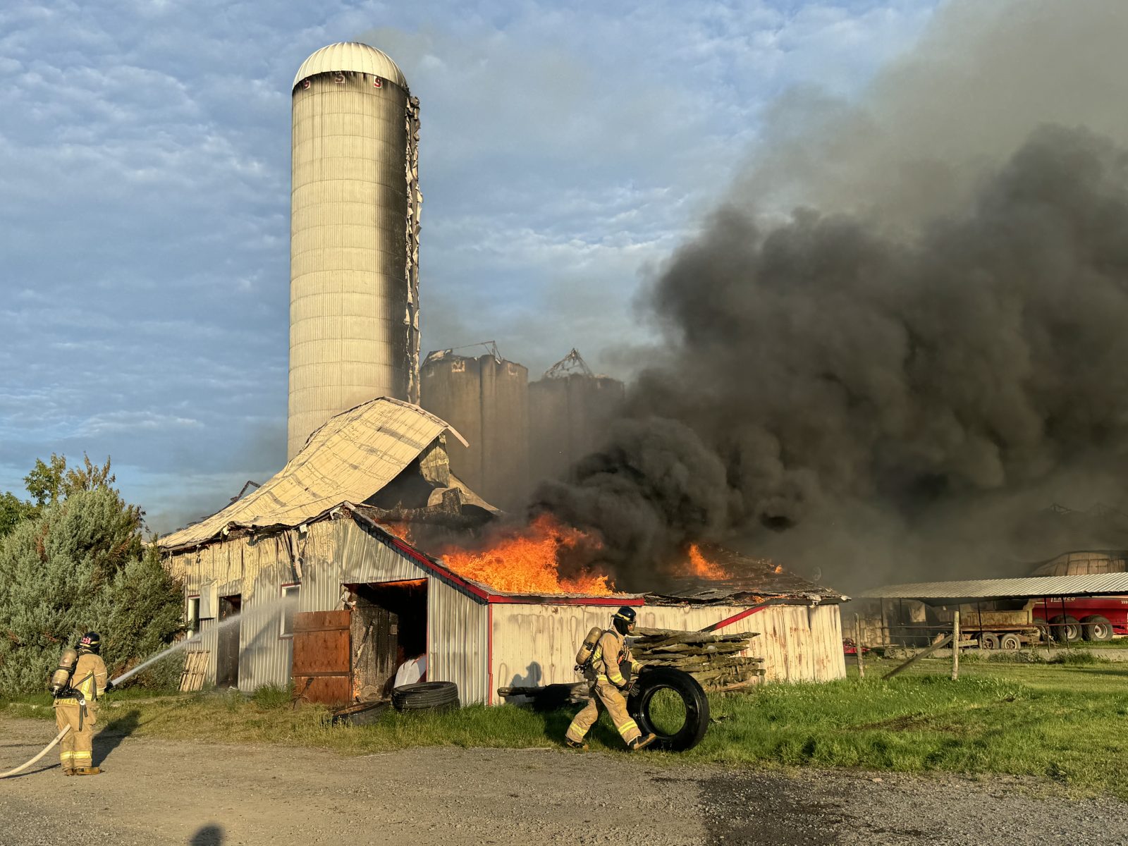 Une ferme laitière en feu à Saint-Cyrille