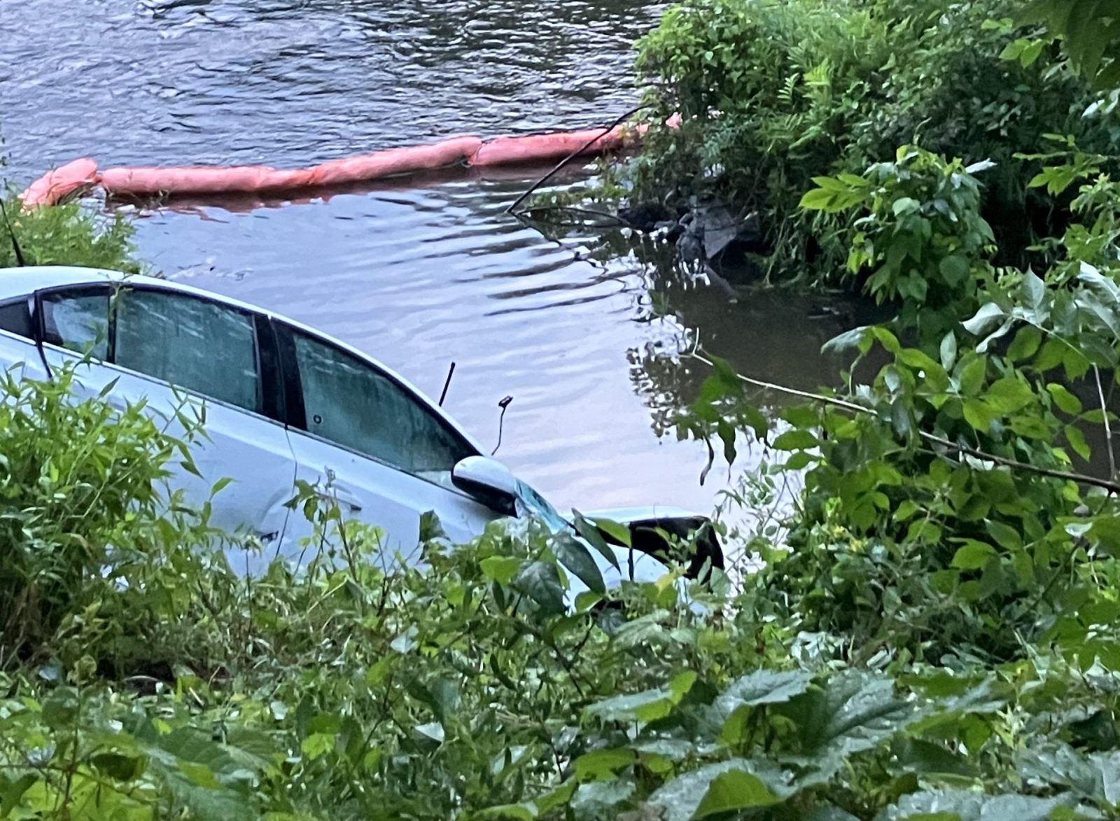 Une voiture plonge dans la rivière Saint-François