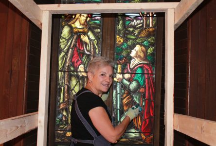 Restauration des vitraux de l’église St. George : Sylvie Savoie apporte la touche finale