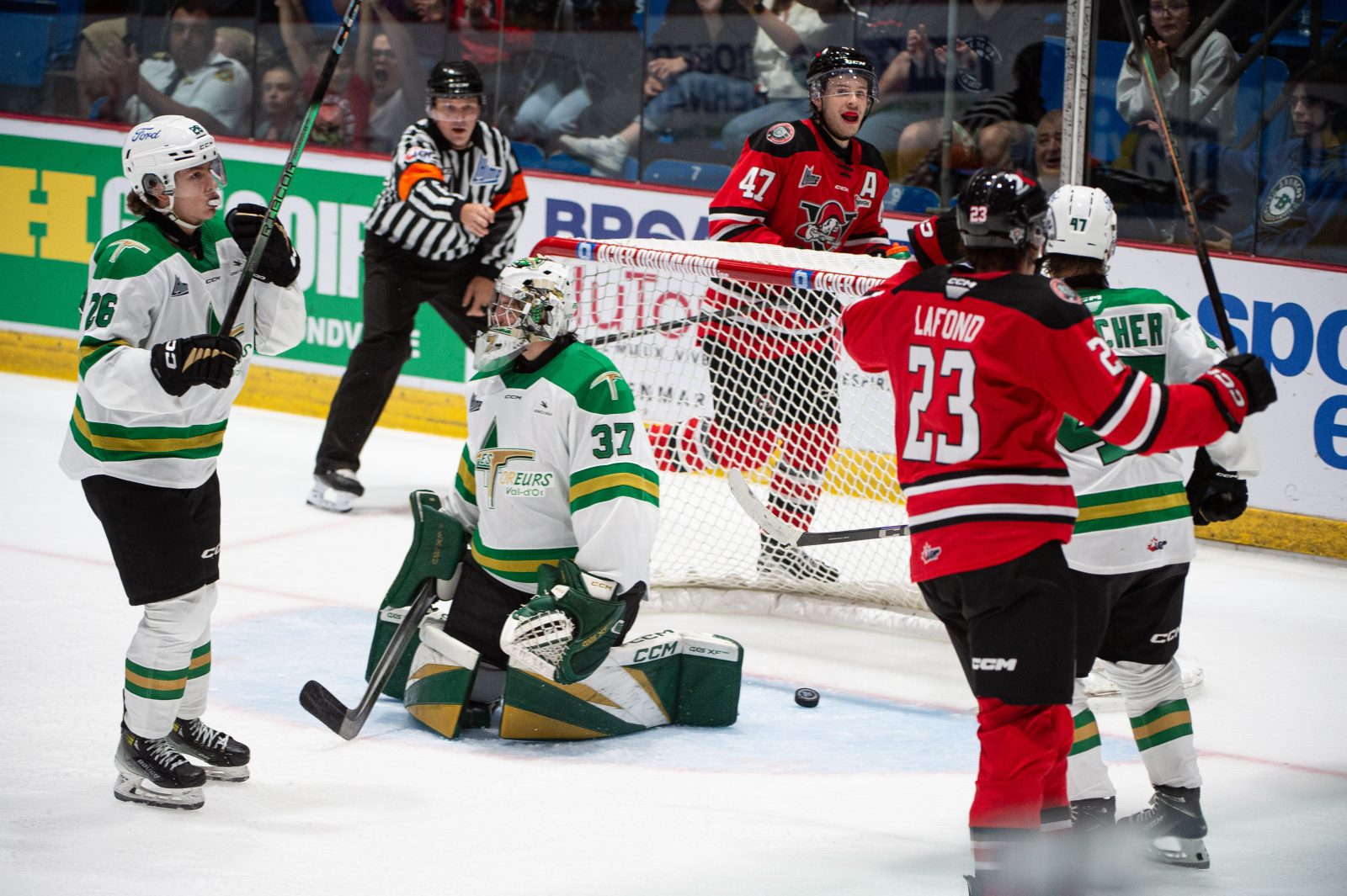 Les Voltigeurs lessivent les Foreurs (photos)