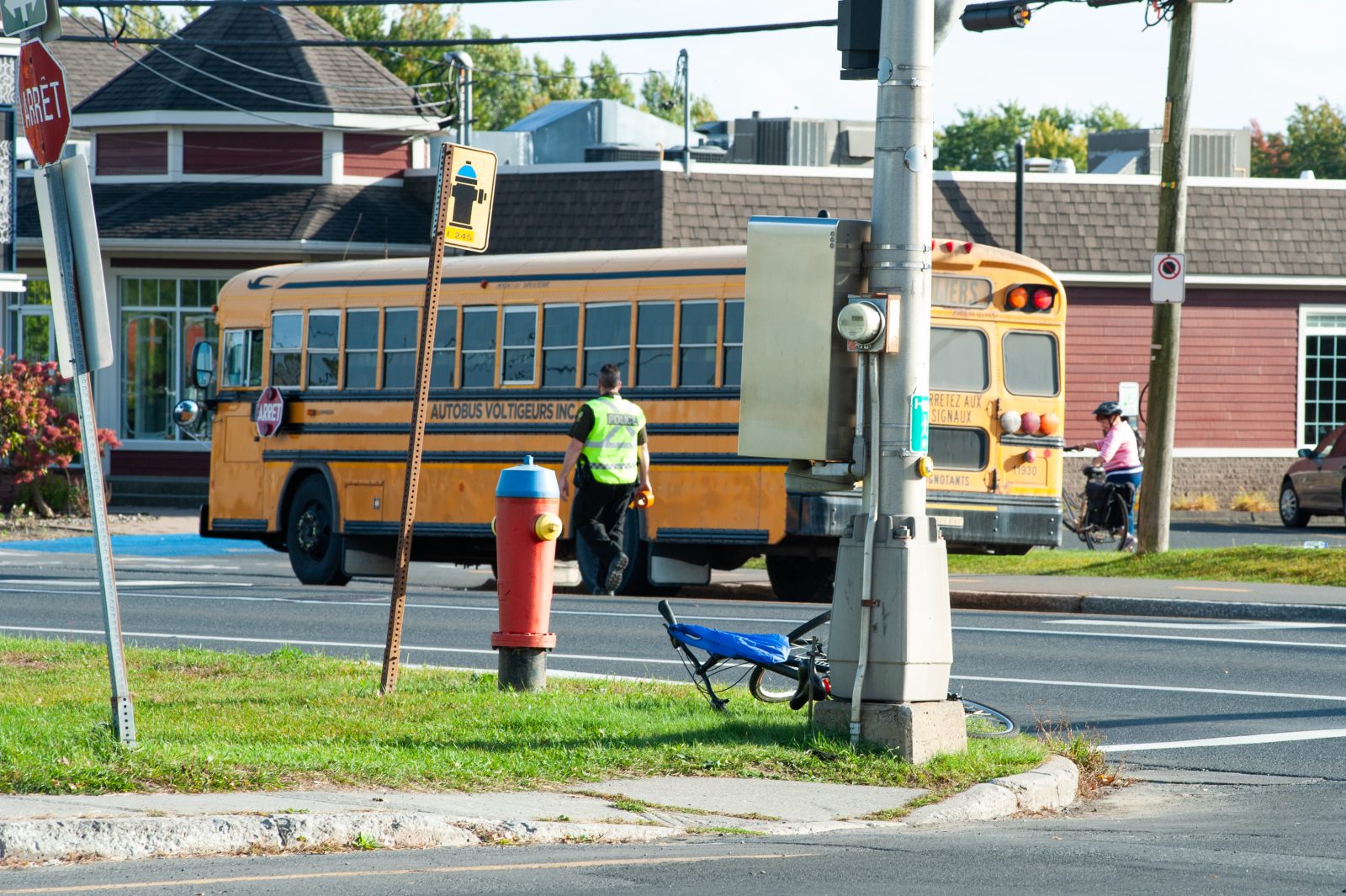 Graves blessures pour un cycliste happé par un autobus (mise à jour)