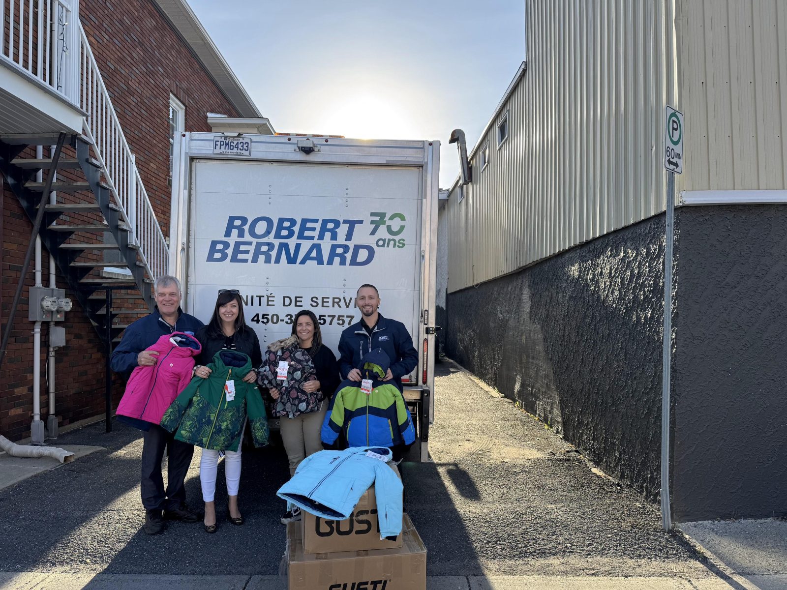 Robert Bernard offre 50 habits de neige pour garder au chaud des enfants