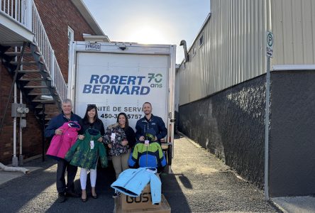 Robert Bernard offre 50 habits de neige pour garder au chaud des enfants