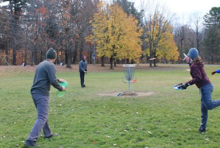 Un premier tournoi provincial de disque-golf au parc des Voltigeurs