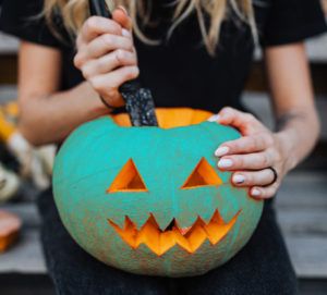 Invitation à peindre une citrouille en turquoise pour une Halloween sécuritaire