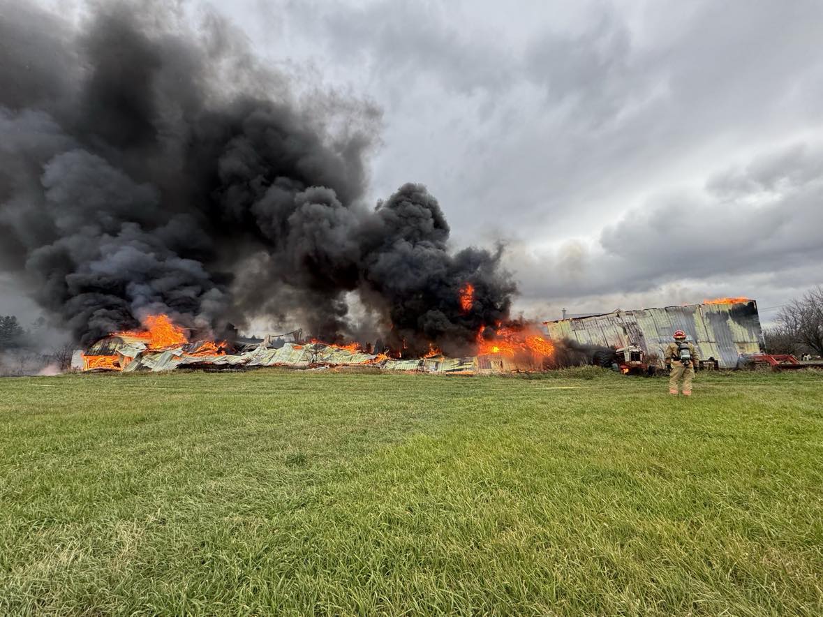 Un garage à Saint-Félix ravagé par le feu (photos et vidéo)